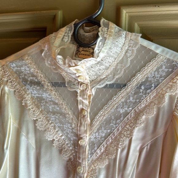 Vintage 70s ivory lace high collar satiny feel ladies top size 9. - Picture 4 of 9
